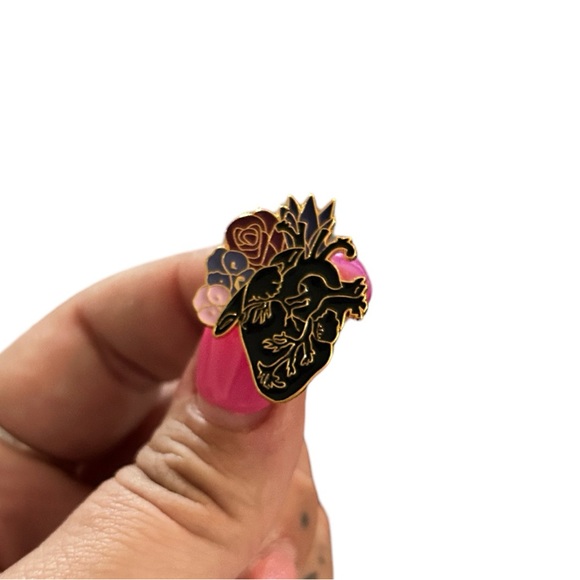5/$25 Blooming Heart Enamel Pin Brooch - Picture 2 of 2
